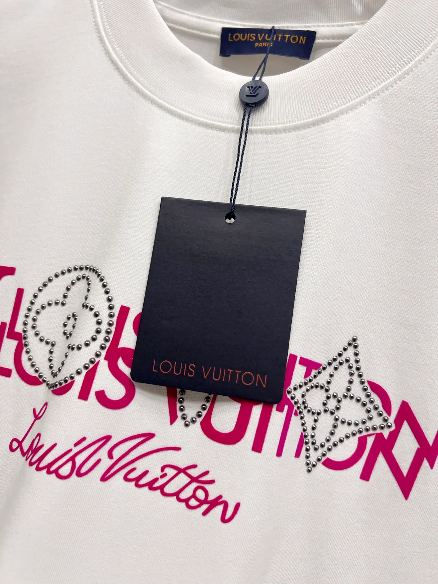🅿️190 1v Louis* 2025 autumn and winter new style, classic letter three-dimensional foam printing + hot silver pearl diamond craft design, high-end version! Highly breathable and comfortable, customized double yarn plain cotton fabric. Short-sleeved T-shirt. Same style for men and women. Sizes S M L XL XXL Five sizes black white